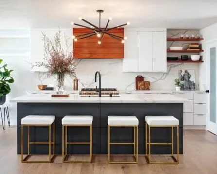 Calacatta quartz backsplash, combining elegance with durability for a perfect look